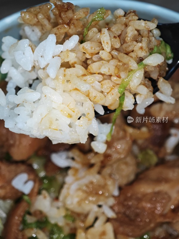 牛肉青菜盖浇米饭特写