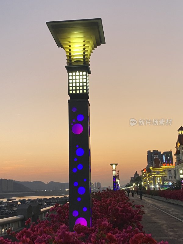 江边步道特色路灯夜景