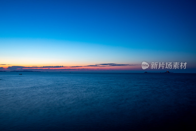 山东烟台东山栈桥海上日出前的朝霞景观