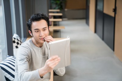 青年男女午后休闲时光