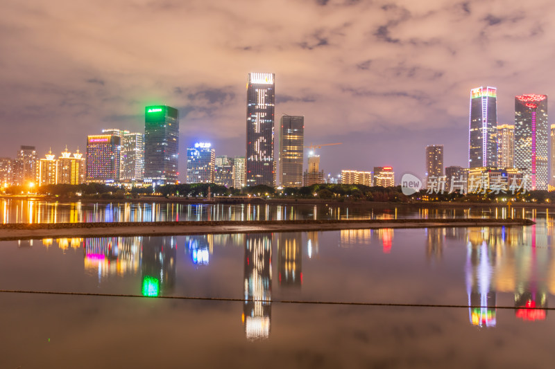 福州闽江城市滨水夜景，高楼林立灯火璀璨