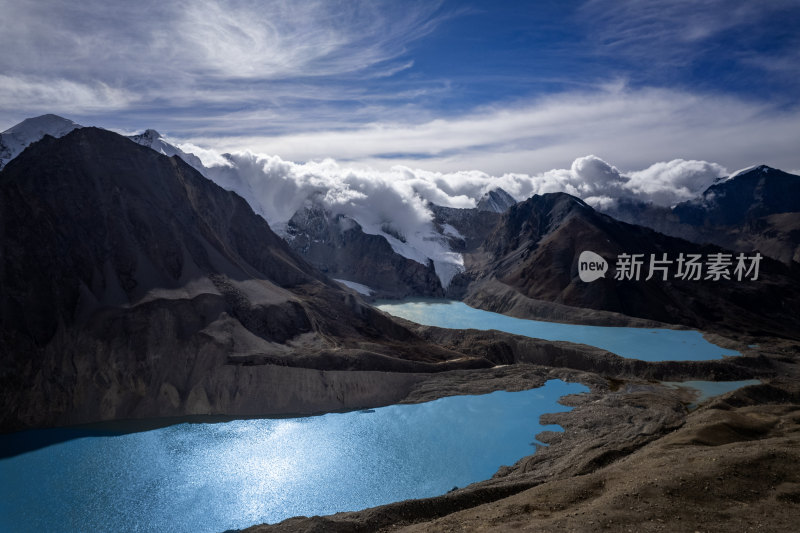 西藏喜马拉雅山脉中的湖泊海子与云瀑