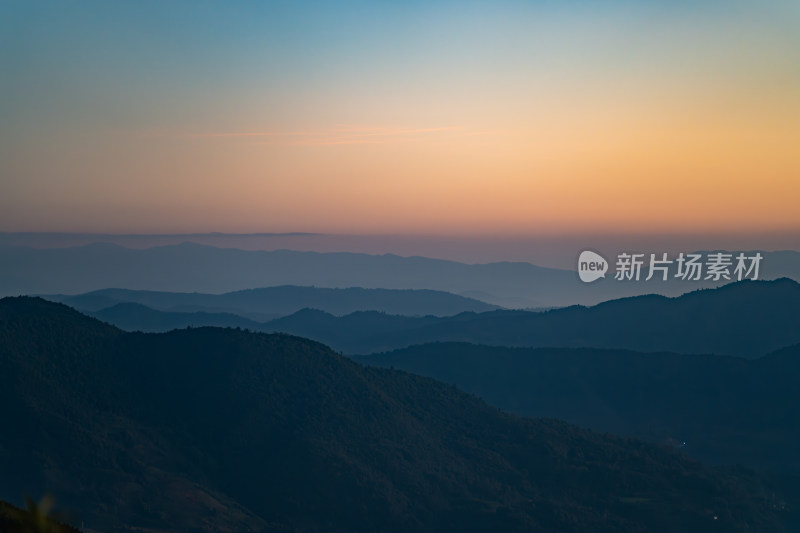 日落时群山对天的景色