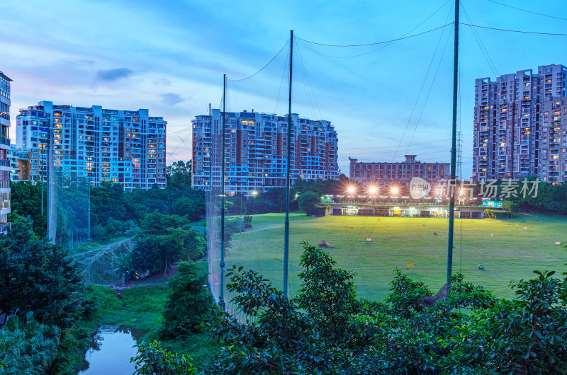 高端居住区高尔夫球场绿色草坪夜景灯光