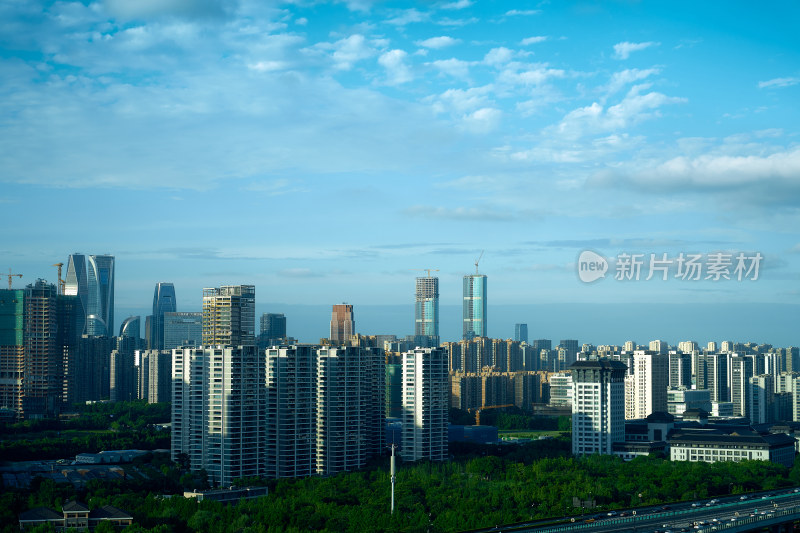 浙江杭州滨江的快速路和机场公路的城市风光