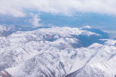 中国西藏高空飞机上航拍连绵雪山自然风光