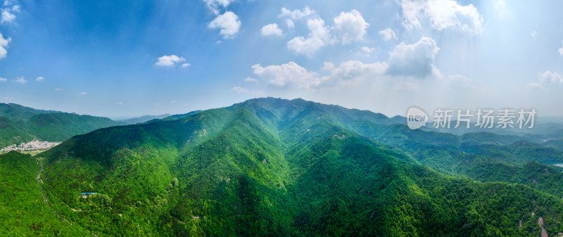 广阔天空下的连绵葱郁青山全景