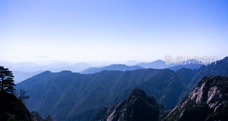 安徽黄山的壮阔山景