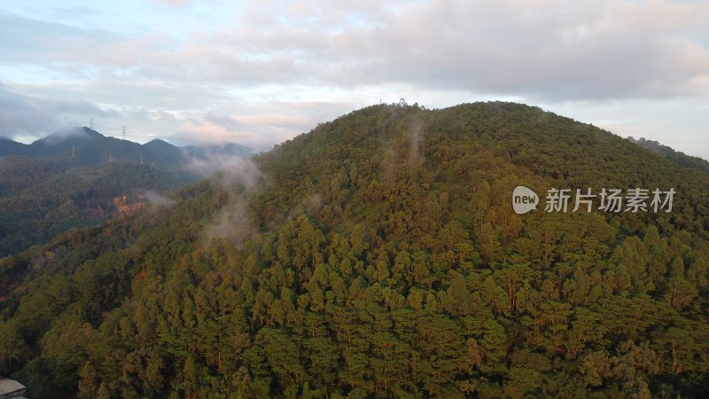 广东东莞：雨后群山之间云雾缭绕