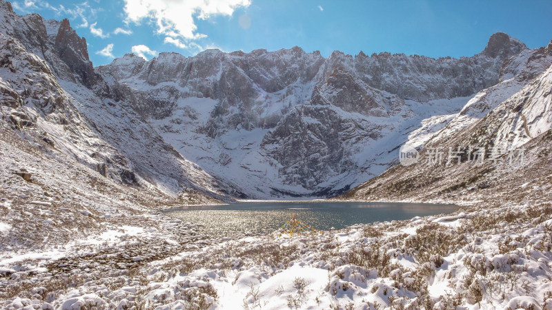 白雪皑皑的群山映衬下的湖景