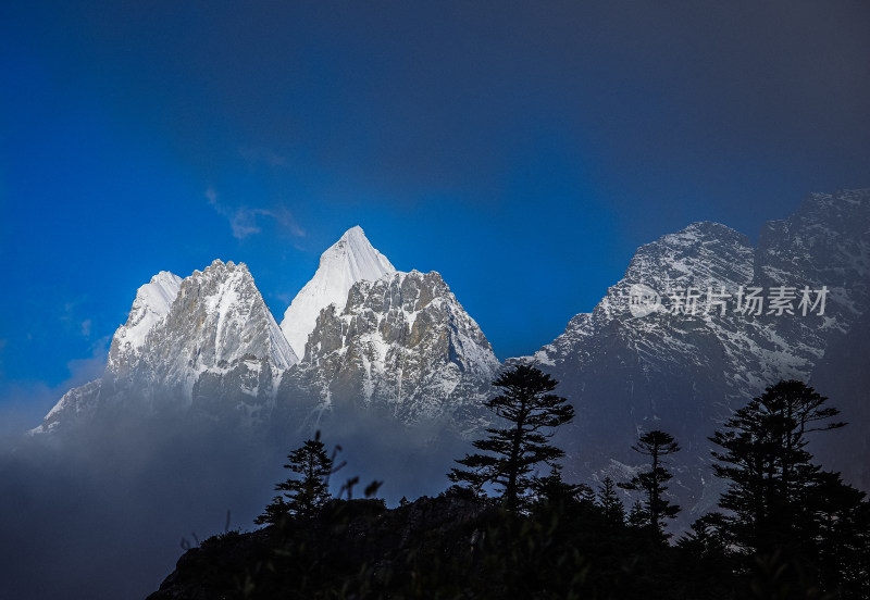 稻城亚丁宏伟雪山风景