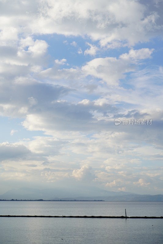 多云天气下的辽阔水域风景