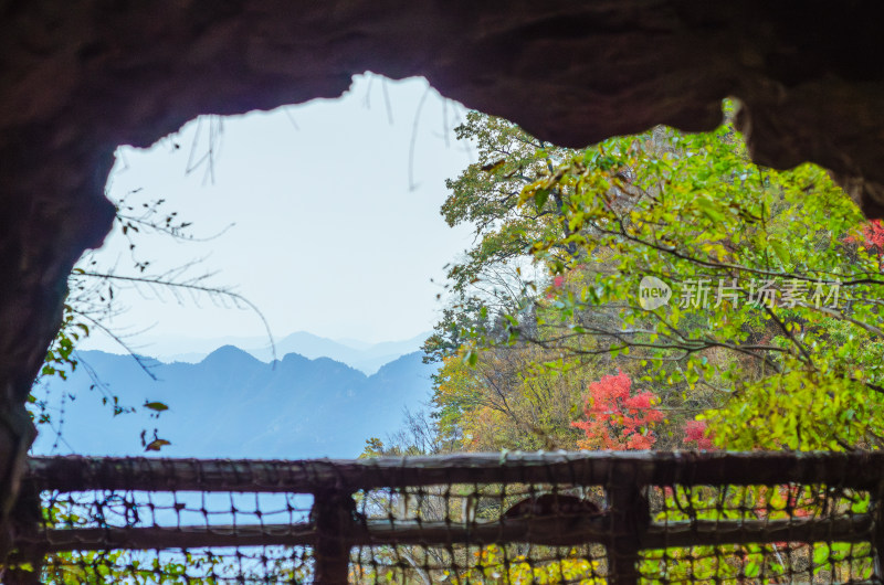 河南省洛阳白云山洞口秋天风景