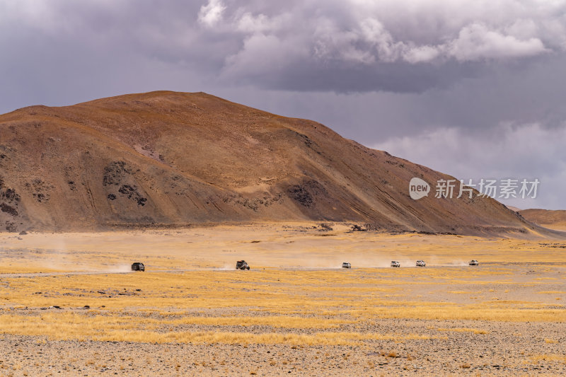 西藏阿里羌塘无人区藏地雪山下的高原牧场