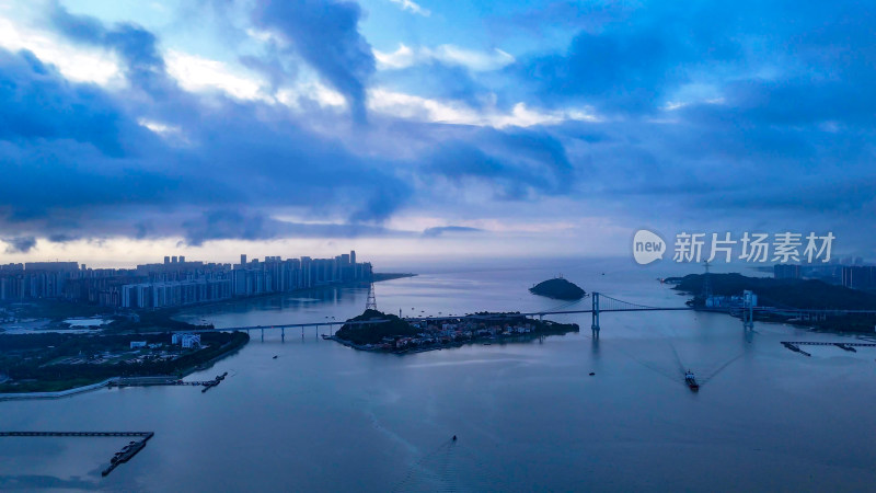 广东汕头妈屿岛旅游区海湾大桥清晨航拍图