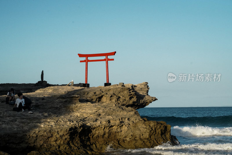 日本伊豆半岛伊东白滨海岸鸟居