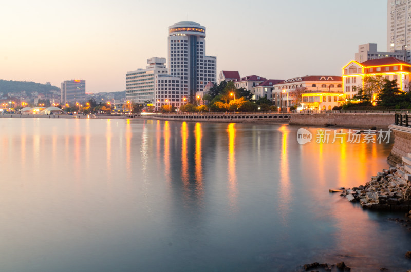 青岛海边的汇泉王朝大饭店夜景