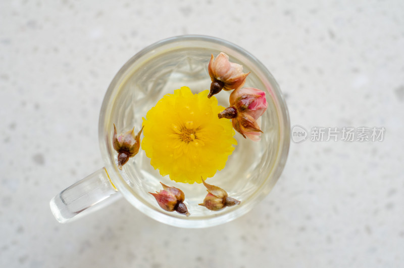 一杯中国传统花茶，有黄菊花和玫瑰