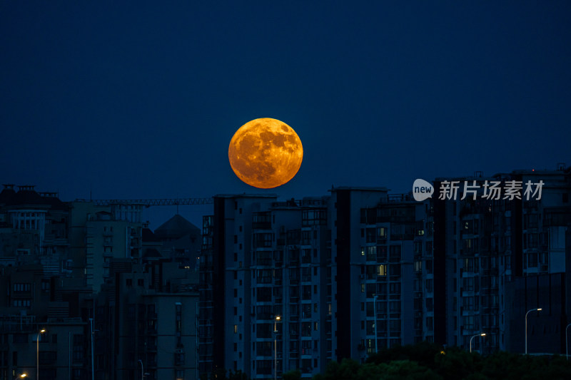 满月时月亮刚刚升上城市的天空