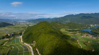 航拍乡村绿色稻田和山脉风光