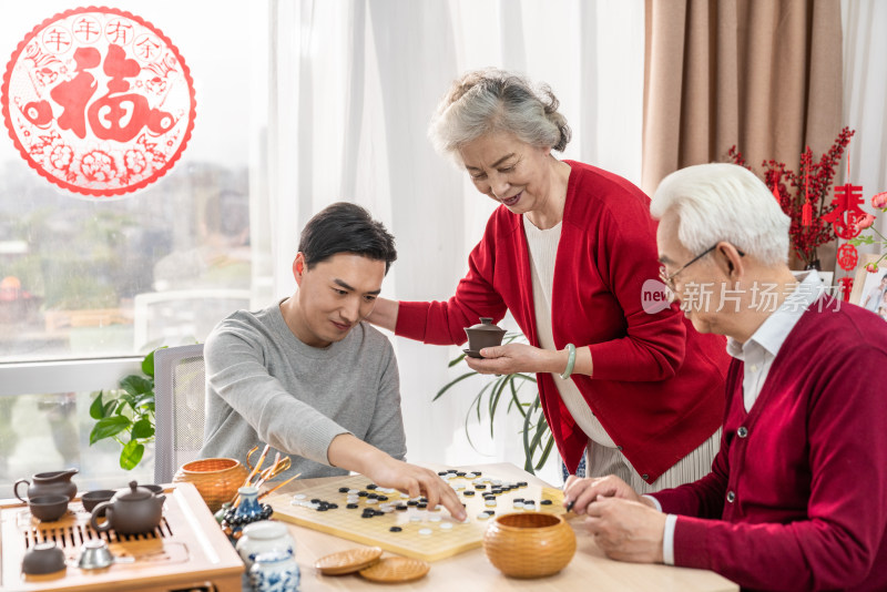 快乐的家庭喝茶下围棋