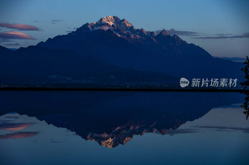 丽江玉龙雪山日照金山