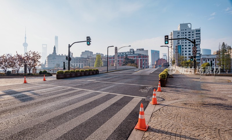 上海街道与陆家嘴天际线景观