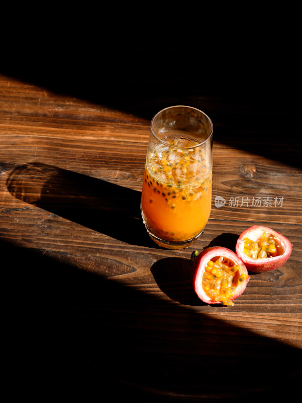 阳光照射的午后，木桌子上摆放着果汁饮品