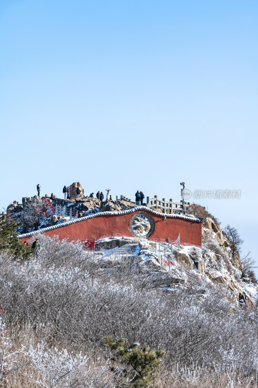 春雪后的泰安泰山风景区自然风光景点景观