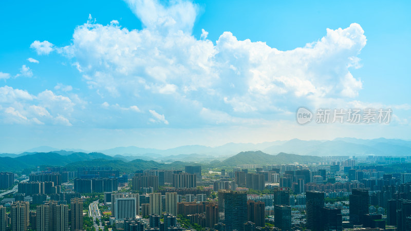 浙江杭州滨江的快速路和机场公路的城市风光