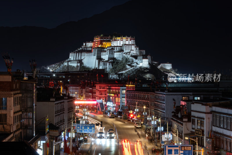 西藏拉萨布达拉宫夜景与车流高原宫殿建筑群