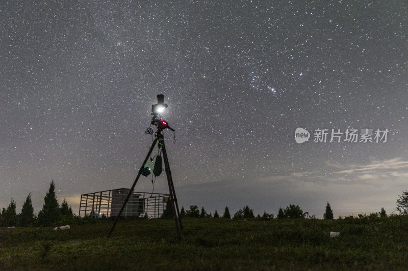 户外三脚架上的星空拍摄设备夜景