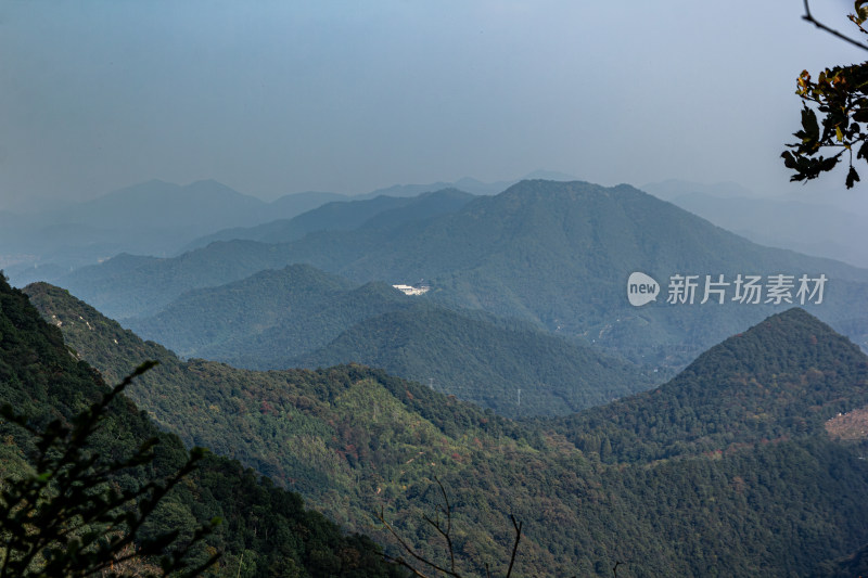 山林绵延的自然风光全景图