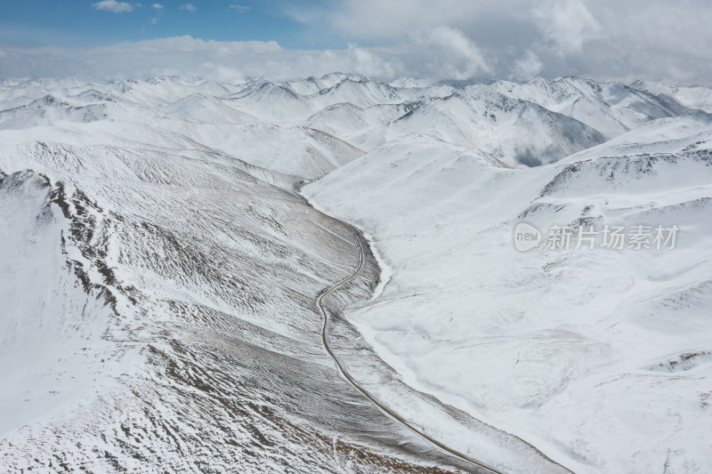 航拍雪后的西藏夏拉雪山风景