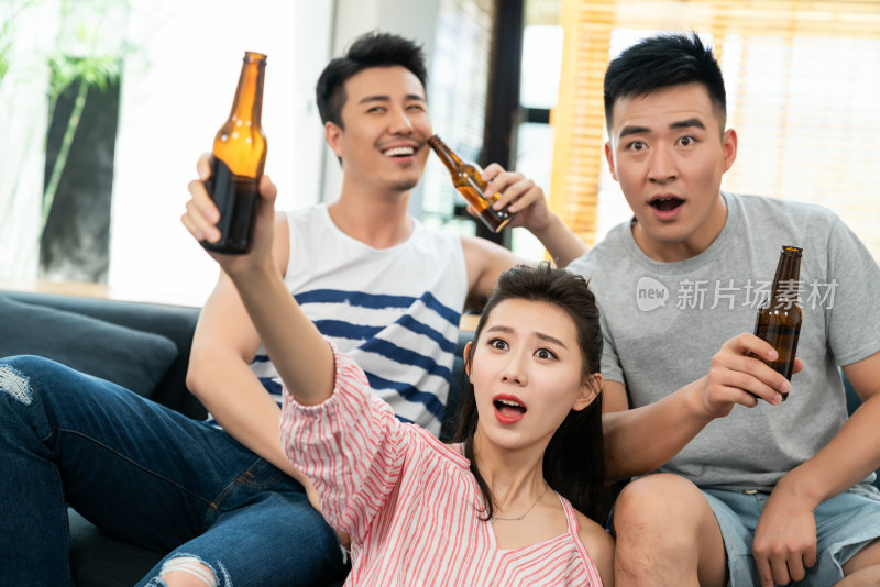 年轻朋友聚会喝啤酒