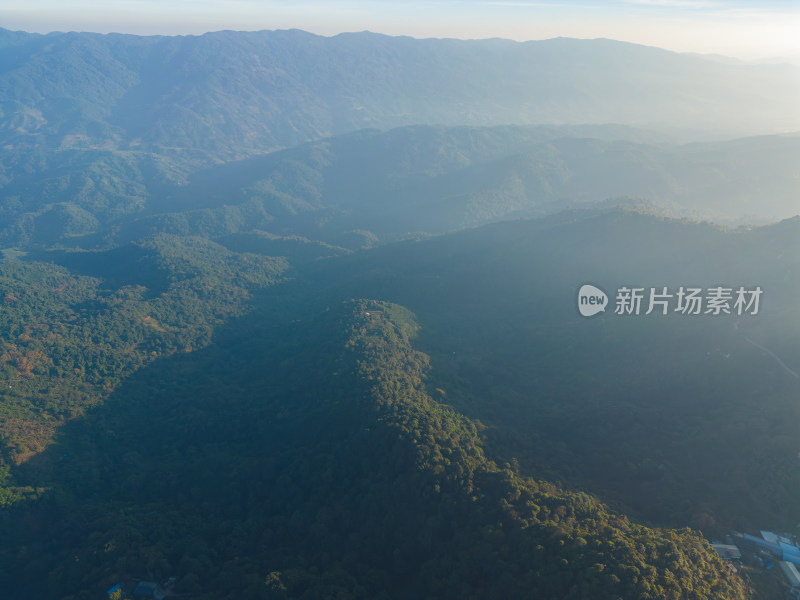 航拍郊外的山脉自然风光