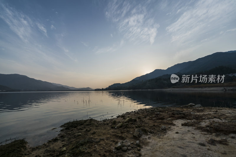 暮色下的山水湖泊静谧风景