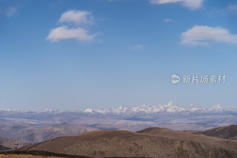 辽阔高原上的壮丽贡嘎雪山远景