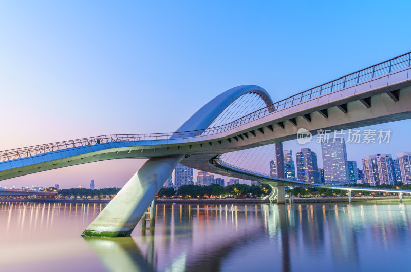 广州珠江海心桥与珠江新城高楼建筑黄昏景色