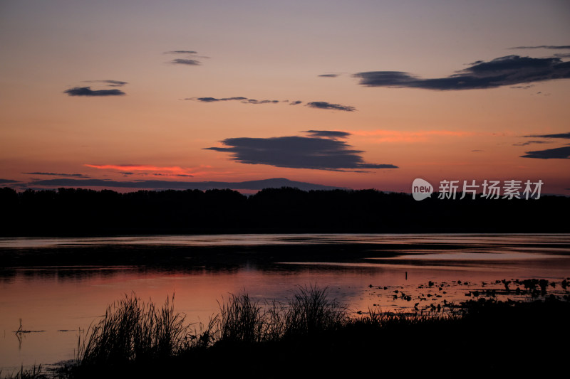 黄昏时分山峦与天空景色