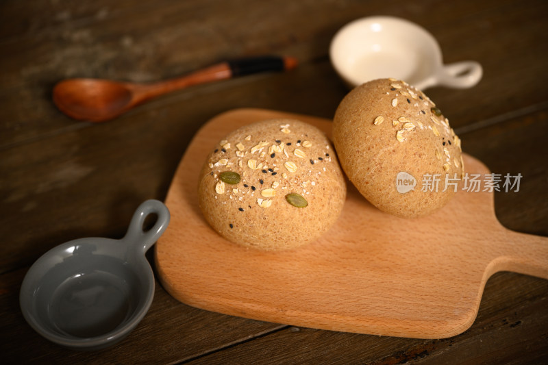 餐饮美食-放在案板上的烘焙面包