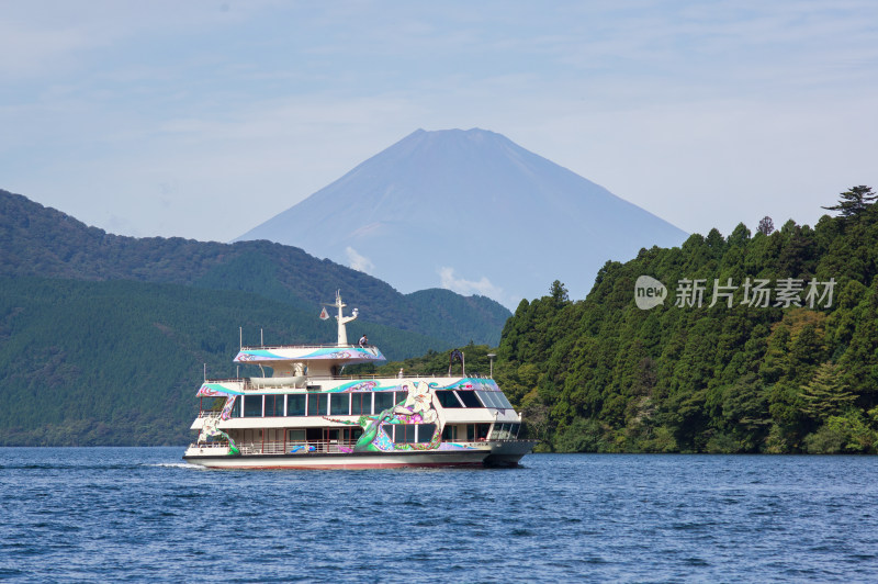 日本箱根富士山旁芦之湖上的游船