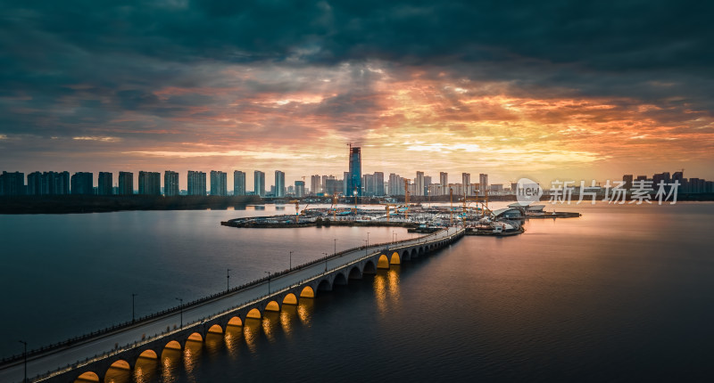 常熟昆承湖城市河畔黄昏全景