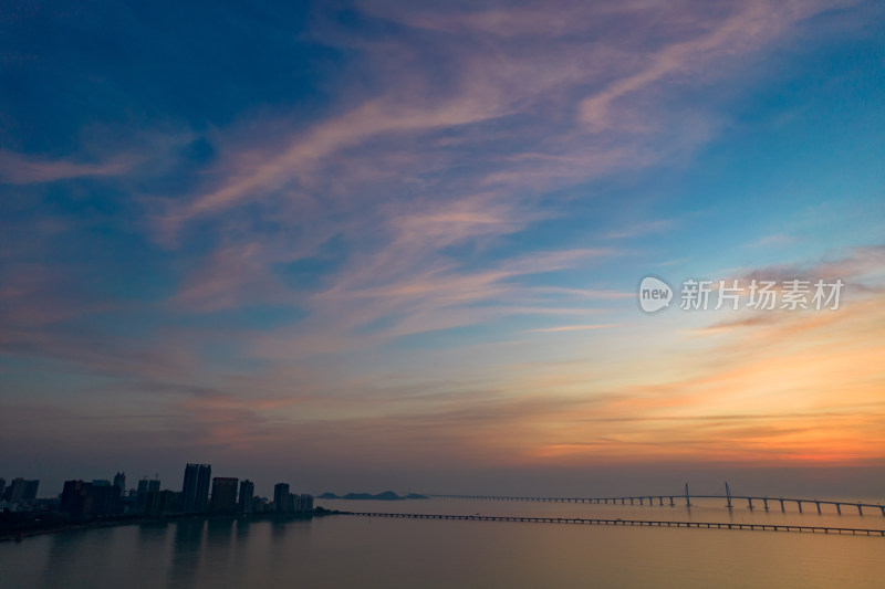 港珠澳大桥海上日出彩霞航拍摄影图