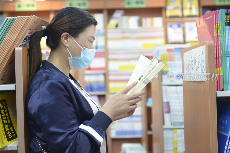 市民正在河北省滦平县一书店阅读图书