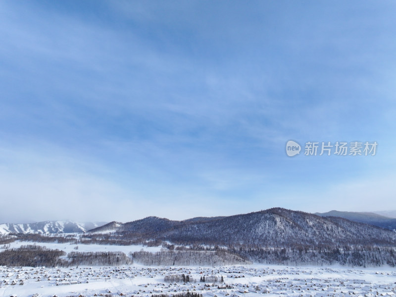 中国新疆阿勒泰禾木冬季雪景白雪覆盖的禾木