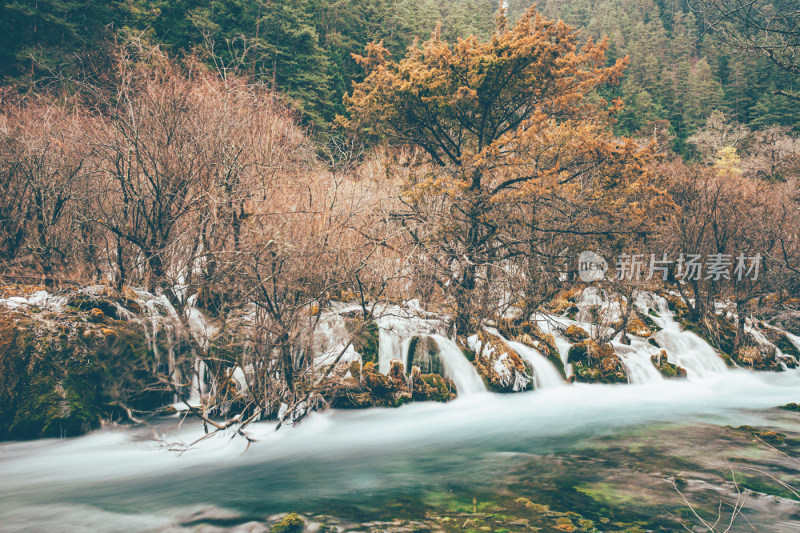 川西九寨沟冬季雪山碧蓝海子唯美