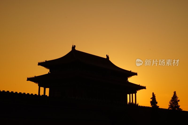 夕阳下的古建筑剪影