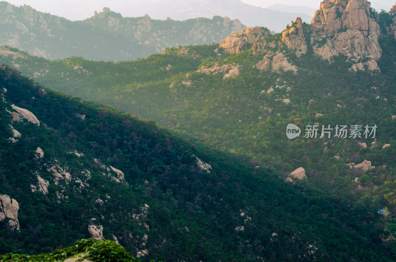 青岛崂山仰口山峰，夕阳漫过山峰