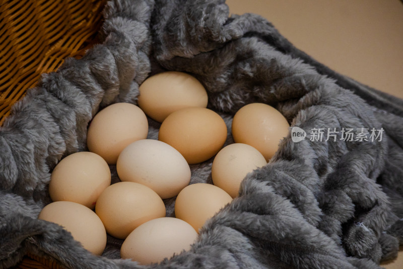 静物藤制篮子里装着的多个土鸡蛋